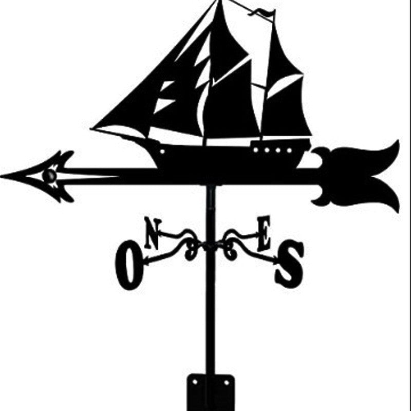 La Girouette de jardin-Galion est une girouette en forme de navire comportant une flèche pointant vers la droite, complétée par des marqueurs Nord, Sud, Est et Ouest, idéale comme pièce de décoration extérieure élégante et indicateur de ventilation.