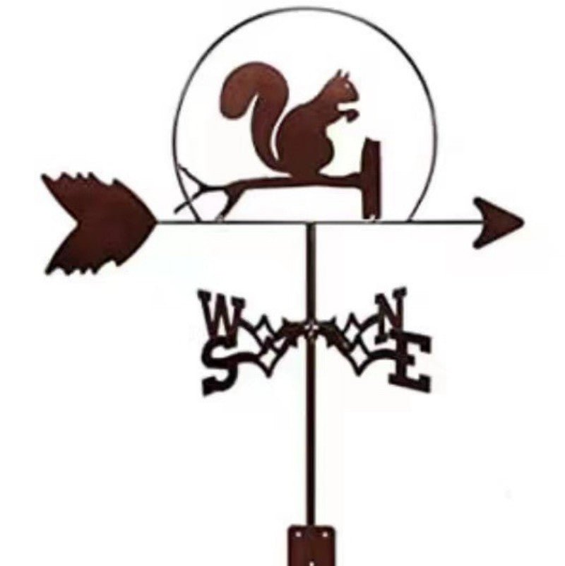 Silhouette d'une girouette ornée d'un dragon volant. Fabriquée en acier robuste, elle comprend les lettres directionnelles N, S, E et W, ainsi qu'une flèche pointant vers l'ouest : une charmante décoration extérieure.