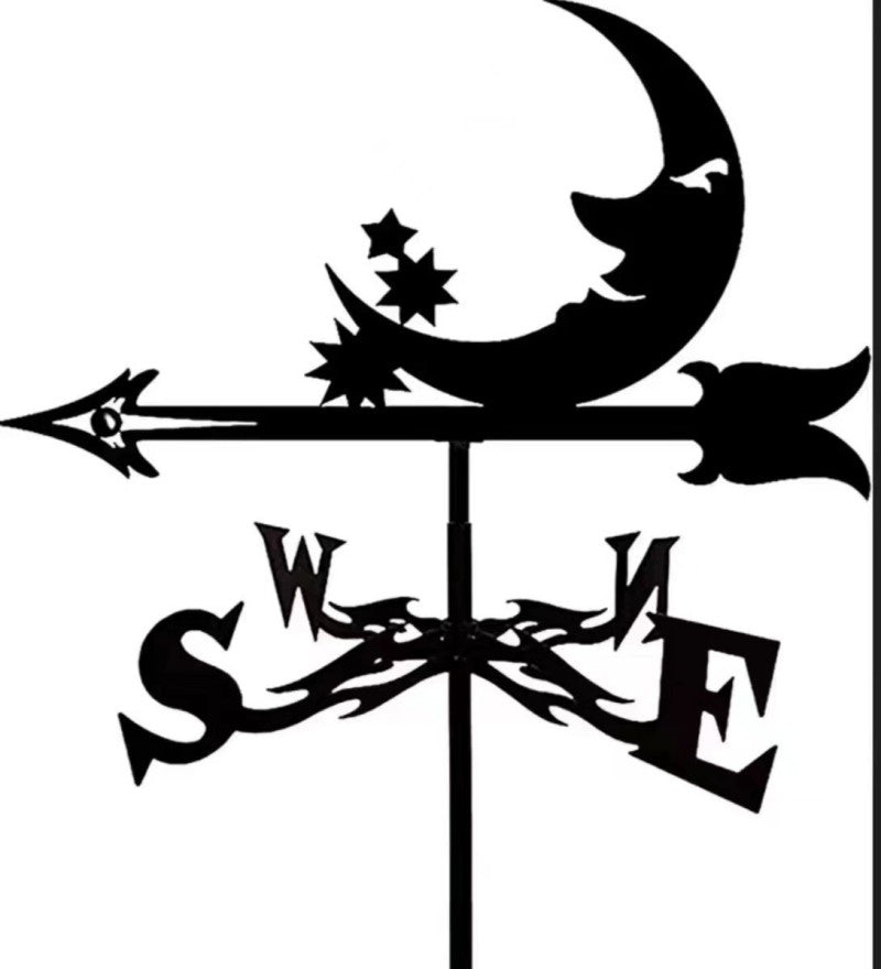 Silhouette de la girouette de toit-Sorcière ornée d'un croissant de lune et d'étoiles. Les lettres directionnelles S, W, N, E enchantent par leurs motifs tourbillonnants, ajoutant de la magie à votre décoration extérieure.