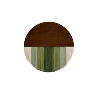 Décoration murale en macramé présentant un demi-cercle en bois brun sur le dessus. De fines cordes pendantes en coton dans des tons crème et différentes nuances de vert créent une texture douce et un motif rayé. Cet article artisanal apportera une touche naturelle et bohème à votre intérieur.