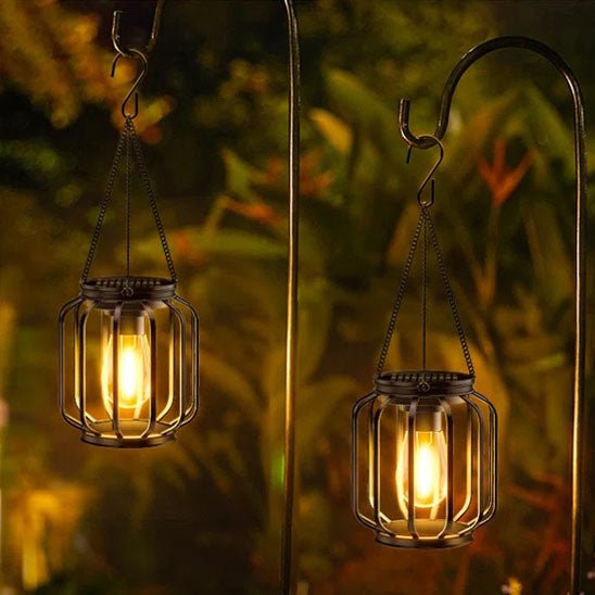 Deux lanternes solaires de jardin haut de gamme illuminent une soirée douce.