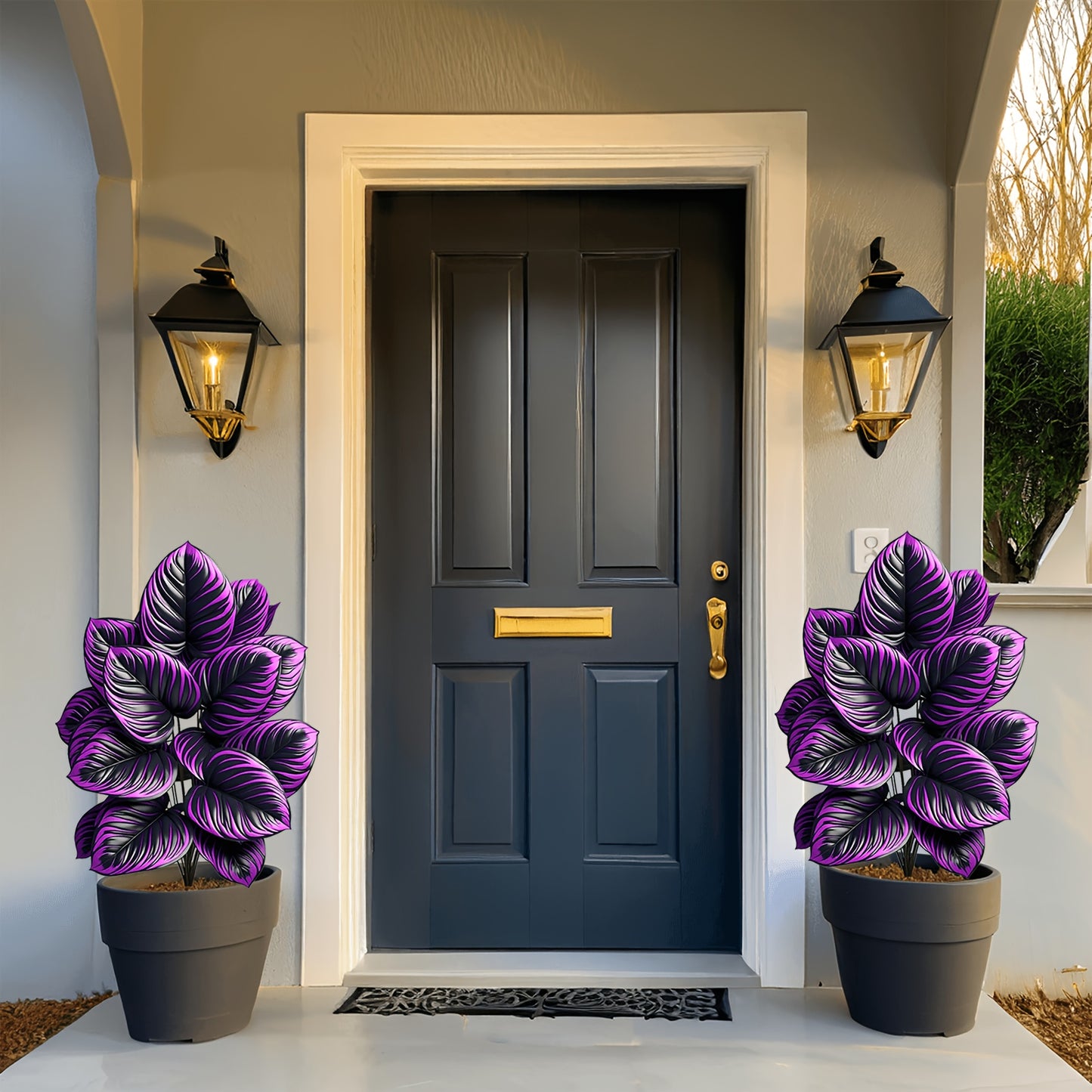 Porte d'entrée grise élégante encadrée de pots de Plante Artificielles Exterieur violettes éclatantes.