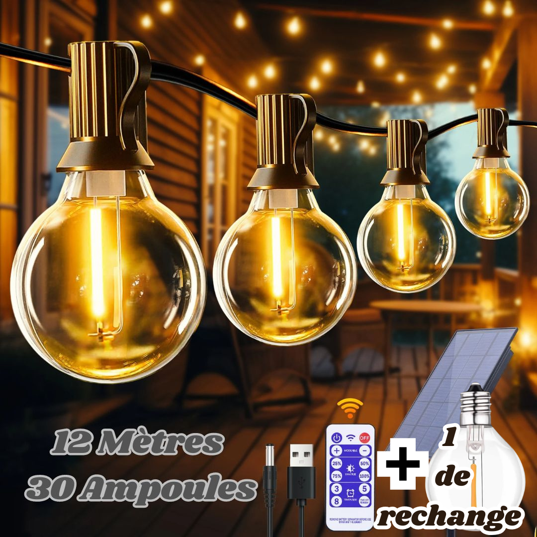 Des ampoules rondes et lumineuses sont suspendues sur un porche, créant une ambiance enchanteresse. Le texte indique « 12 mètres 30 ampoules ». Une télécommande, un port USB et un panneau solaire sont indiqués avec « +1 de recharge », indiquant une réserve pour cette Guirlande solaire extérieur puissante | Ambiance Enchantée. Des lumières chaudes réchauffent la soirée.