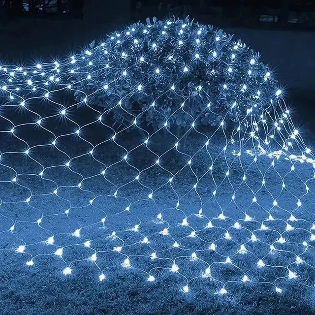 Guirlande rideau solaire illumine jardin et arbustes de lumières chaleureuses. Blanc froid