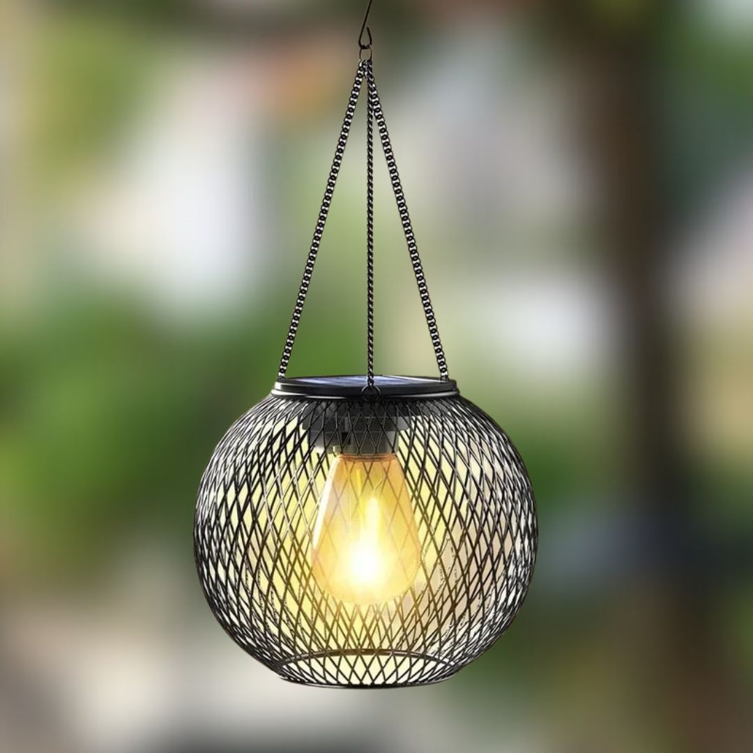 La lampe solaire jardin haut de gamme, dotée d'un design en maille métallique ronde et suspendue à une chaîne, émet une lueur chaleureuse. Il est idéal pour les jardins avec son fond flou vert et marron, parfait pour l'éclairage extérieur.
The Lanterne solaire suspendue | Ambiance, featuring a round metal mesh design and hanging from a chain, emits a warm glow. Its ideal for jardin settings with its blurred green and brown background, perfect for éclairage extérieur.
