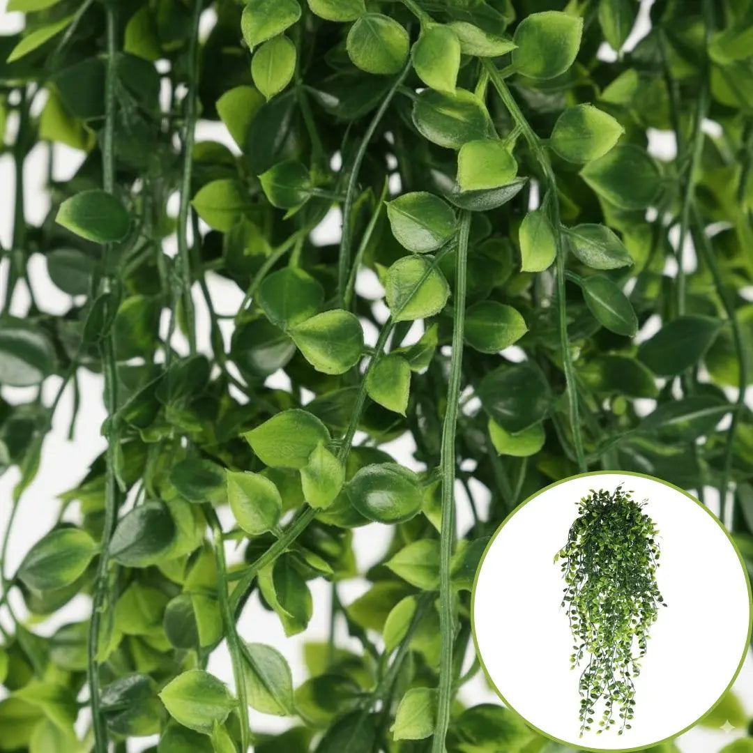 Plantes artificielles retombantes vertes luxuriantes, détail de feuilles et aperçu complet.