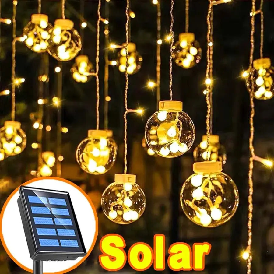 Des lumières en forme de globe, chaleureusement lumineuses, flottent sur un fond sombre. Étiquetées « Solar » en bas, ces guirlandes solaires extérieures puissantes | Lueur puissante sont reliées par un fil et alimentées par un panneau solaire visible au premier plan.