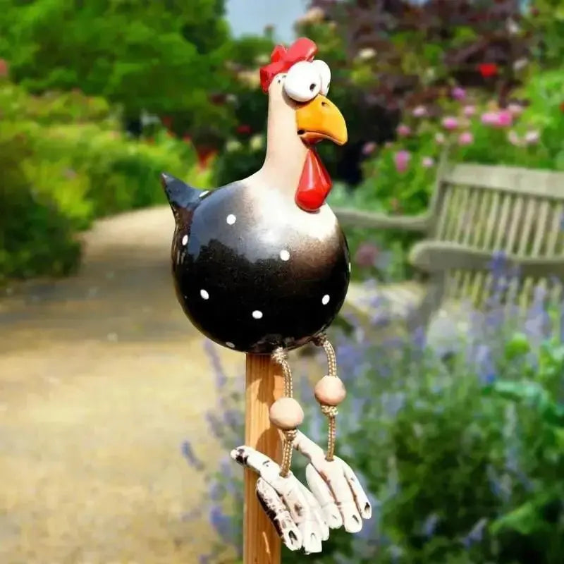 Poule en résine à pois, sculpture originale pour jardin, ajout coloré à la décoration extérieure.