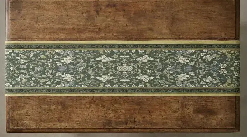 Chemin de table floral et champêtre de Mafrenesiedecoration avec motif imprimé floral romantique, parfait pour la décoration de table.