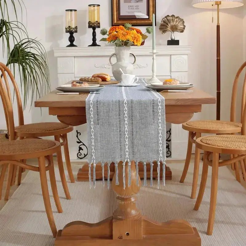 Chemin de table brodé en coton lin avec motif ajouré, disponible en 5 couleurs, de la marque Mafrenesiedecoration.