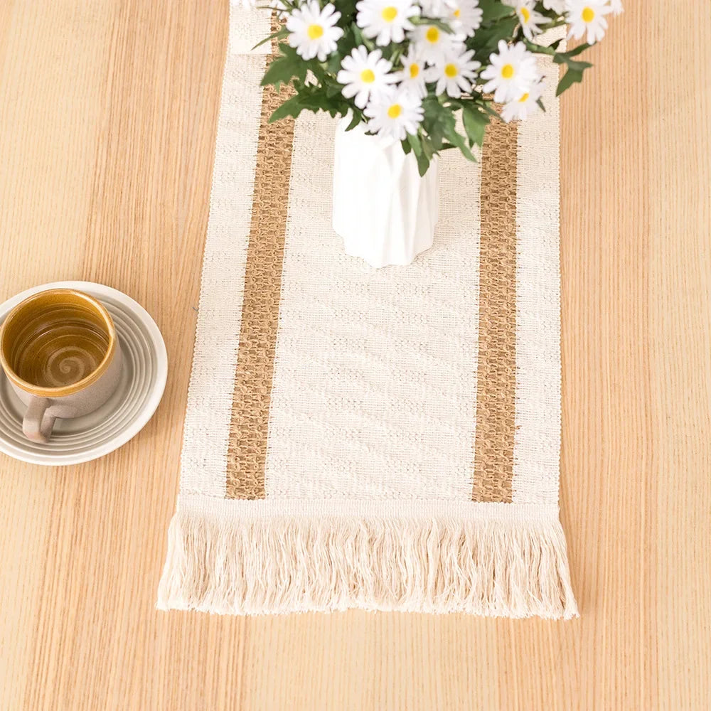 Chemin de table en jute lin tissé main beige naturel avec franges artisanales, décor élégant pour la décoration intérieure.