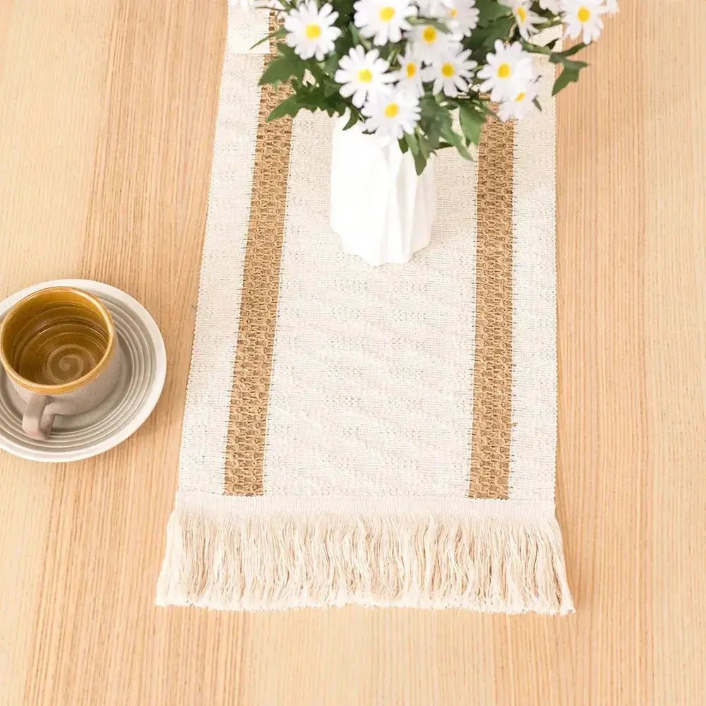 Chemin de table en jute lin tissé main beige naturel avec franges artisanales, décor élégant pour la décoration intérieure.