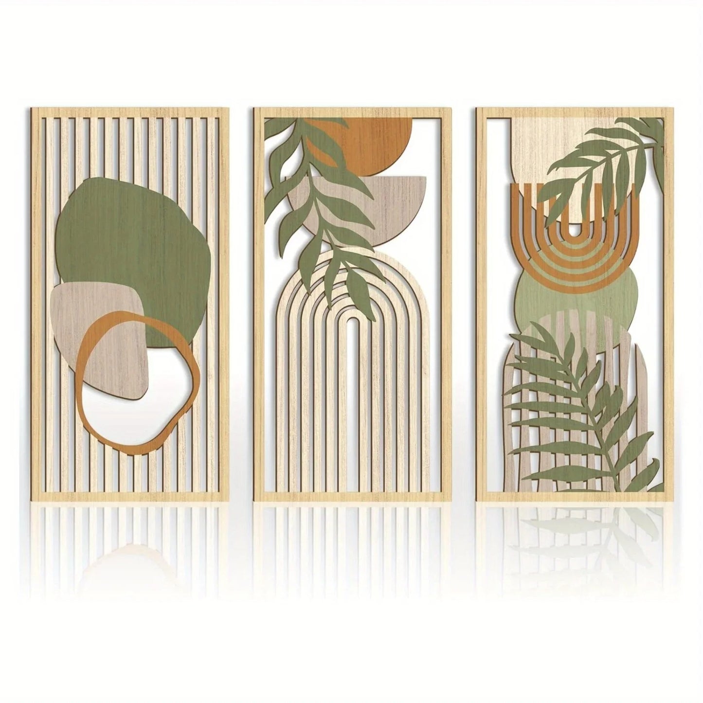 Trois panneaux décoratifs muraux en bois avec motifs abstraits et végétaux.