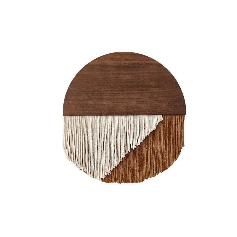 Un objet de décoration murale unique en son genre. Une demi-lune supérieure en bois foncé contraste avec la partie inférieure en macramé. Des franges de coton blanc ivoire et de fil marron caramel créent une texture riche. Cet artisanat décoratif mesure 40 cm de diamètre