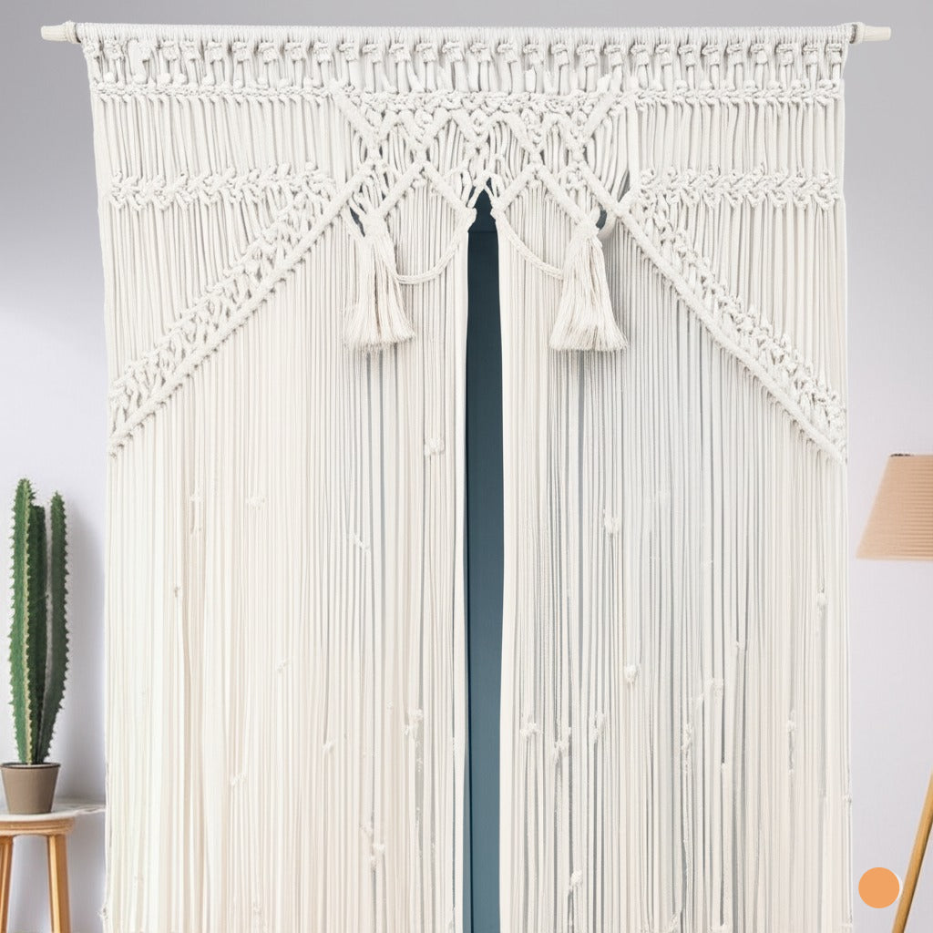 Un élégant rideau macramé de couleur crème orne une fenêtre, laissant entrevoir un aperçu de la lumière naturelle.
Les détails complexes du tissage artisanal créent un motif bohème et texturé.
De délicates franges pendent avec grâce, ajoutant une touche de douceur et de mouvement.
Le rideau macramé apporte une ambiance chaleureuse et artistique à la pièce.