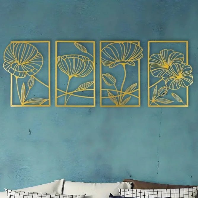 Quatre panneaux dorés de décoration murale fleur au-dessus d'un lit.