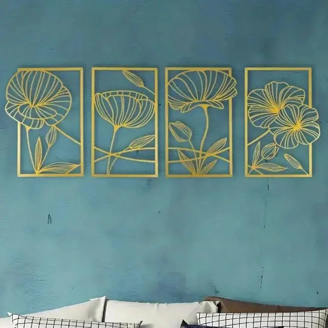 Quatre panneaux dorés de décoration murale fleur au-dessus d'un lit.
