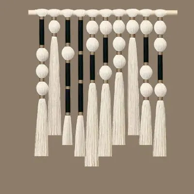 Rideau décoratif en macramé avec des motifs en code Morse.
Des cordes épaisses de couleur crème et des accents noirs et dorés forment un design unique.
De grandes perles nouées et de longues franges pendantes ajoutent une texture bohème.