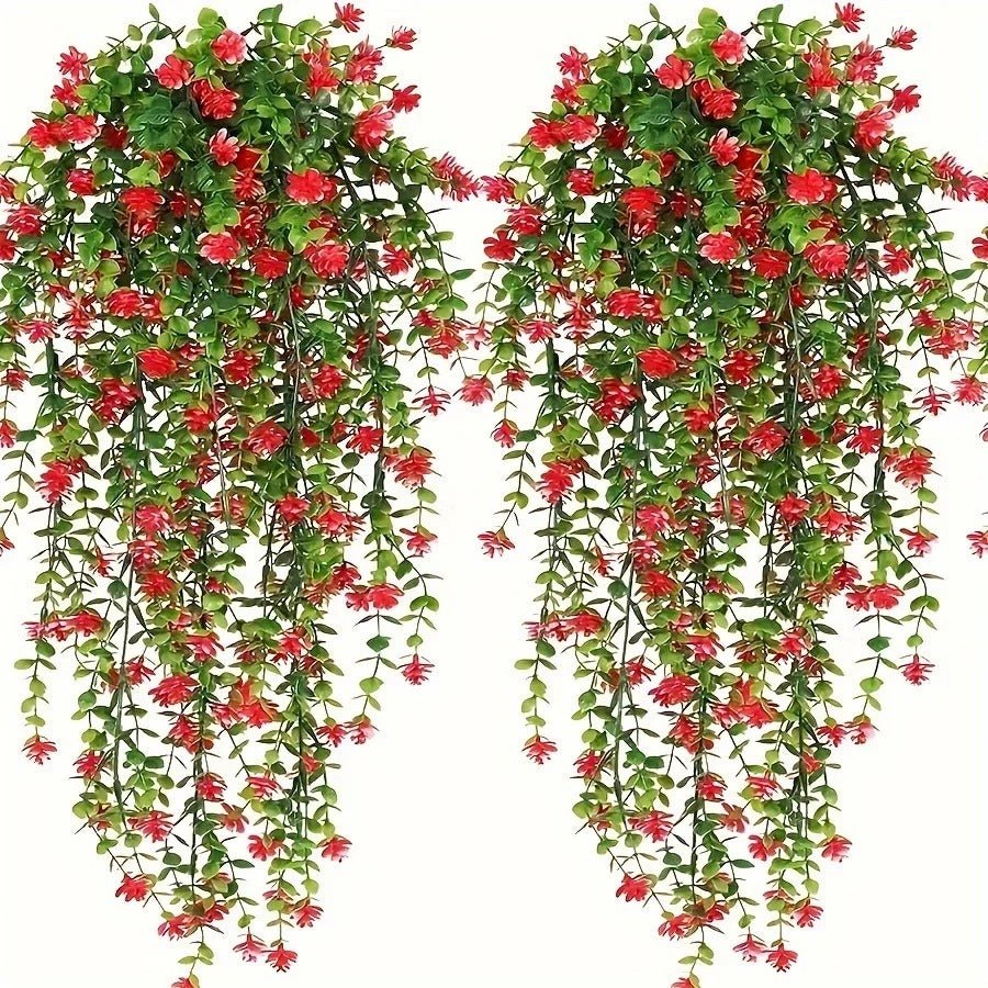 Deux plantes artificielles tombantes Cascade Bohème aux feuilles vertes et aux grappes de fleurs rouges vibrantes créent un décor végétal luxuriant, disposées côte à côte sur un fond blanc.
