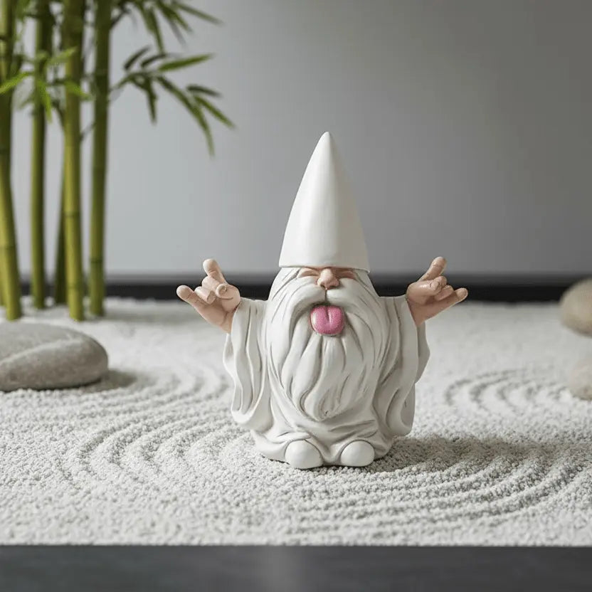 Nain de jardin moderne dans jardin zen