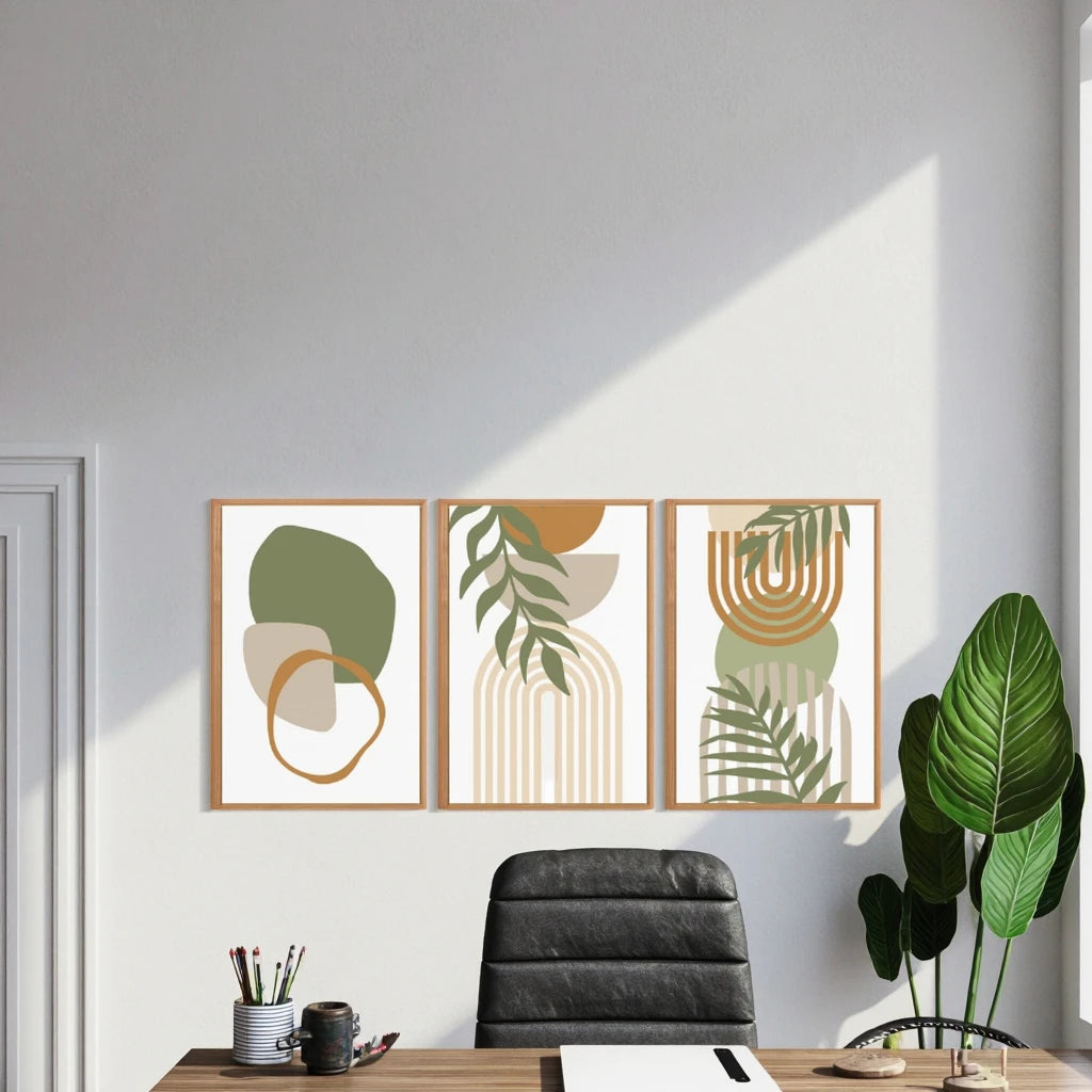 Trois tableaux abstraits nature, décoration murale bois au-dessus d'un bureau moderne.