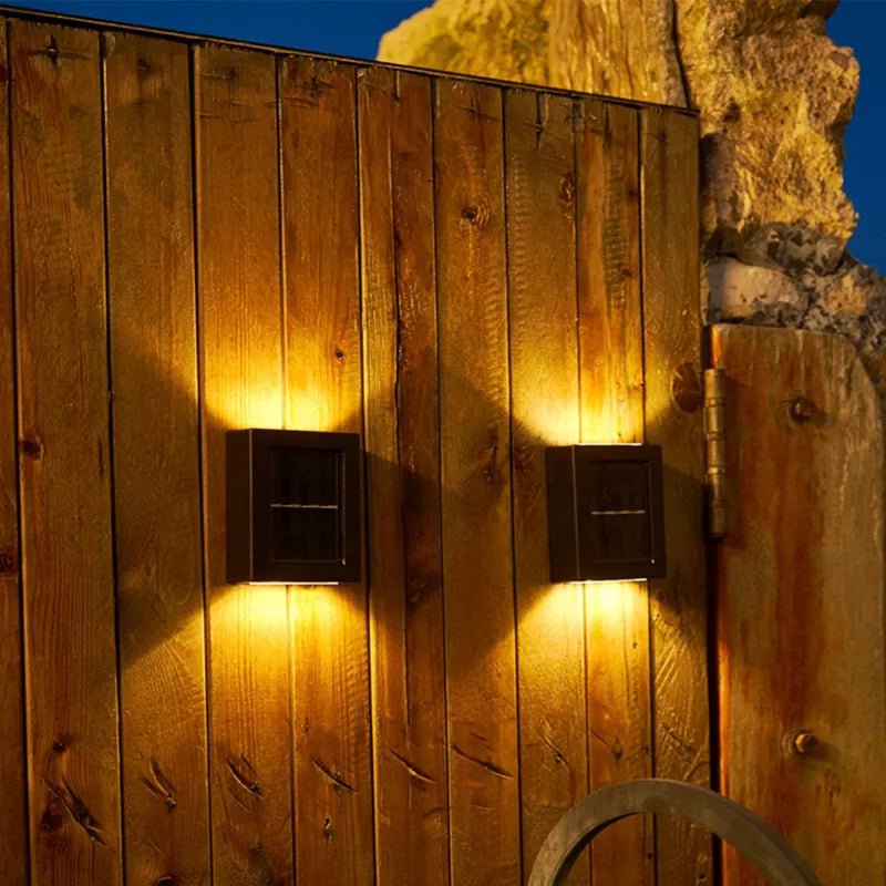 Deux lampes solaires haut de gamme illuminent un mur de bois chaleureux.