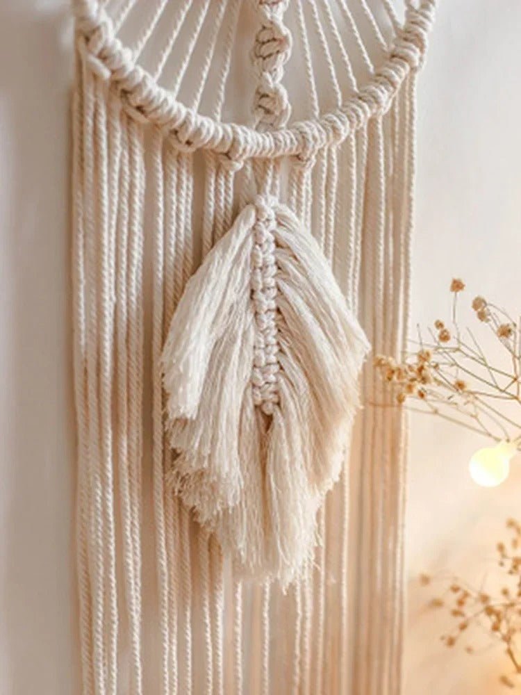 Macramé mural décoratif beige en coton tressé fait main.