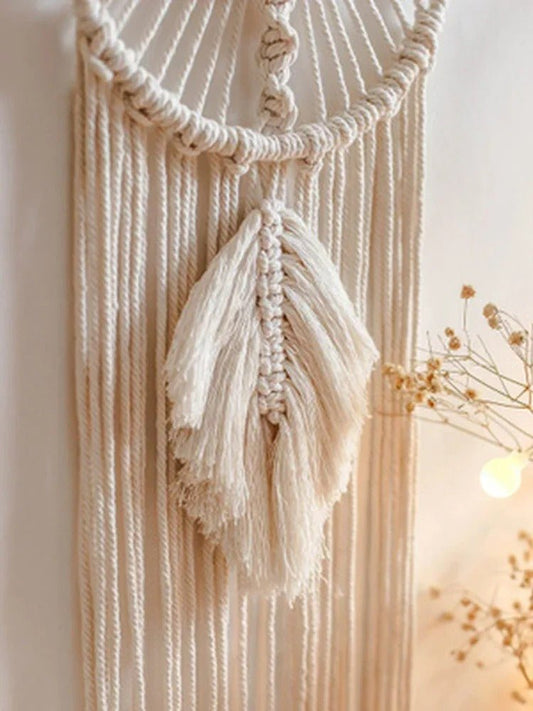 Macramé mural décoratif beige en coton tressé fait main.