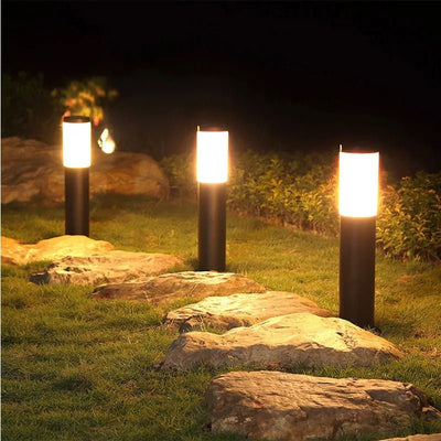 Trois lampes solaires de jardin haut de gamme illuminent un sentier de pierres dans la nuit.