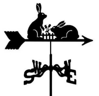 Silhouette d'un Dragon Volant girouette avec deux lapins sur une flèche, l'un debout, l'autre couché. Fabriqué en acier robuste, il comprend des repères directionnels décoratifs : N, S, E, O. Idéal pour toute décoration extérieure.