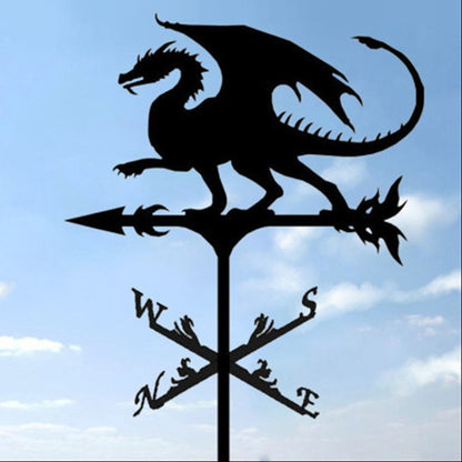 Silhouette de la Girouette-Dragon volant, en acier robuste, sur fond de ciel bleu. Elle arbore les lettres directionnelles N, S, E, W et des flèches décoratives : une décoration extérieure parfaite.