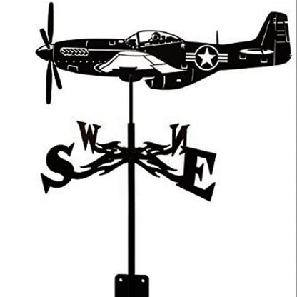 La Girouette de jardin-Galion présente une silhouette d'avion avec une hélice, un numéro de queue et des insignes militaires au sommet de flèches directionnelles ornées marquées S, W, N, E.