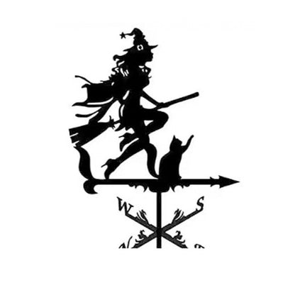 La girouette de toit-Sorcière représente une sorcière au chapeau pointu, chevauchant un balai avec son chat, servant de décor magique et de girouette pratique avec des repères cardinaux.