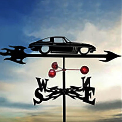 La Girouette de jardin-Galion présente une girouette en forme de voiture ornée d'une flèche sur fond de ciel nuageux. Les points cardinaux O, S, E et N rehaussent son charme. Quatre sphères rouges ajoutent une touche de fantaisie sous la voiture, créant ainsi une décoration extérieure enchanteresse.
