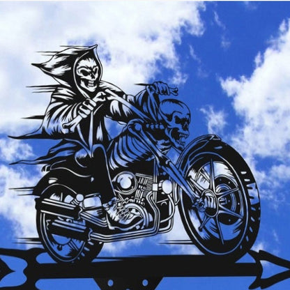 Une illustration captivante d'un squelette portant une cape à capuche, chevauchant une moto dans le ciel. La moto, ornée d'éléments squelettiques comme un crâne sur le devant, incarne la vitesse et l'aventure. Idéale pour une décoration extérieure unique ou comme une audacieuse Girouette de jardin-Galion.