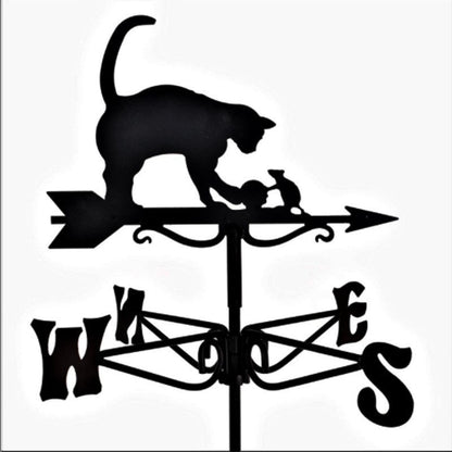 Charmant animal girouette, le Girouette animal-Chien et chat présente un chien et un chat au sommet d'une flèche avec les lettres W, E et S pour la direction du vent, parfait comme décoration de jardin fantaisiste.