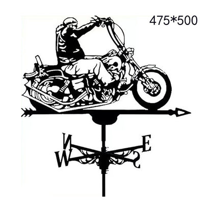 La Girouette de jardin-Galion présente la silhouette d'un motard, une décoration extérieure unique, avec les lettres de direction N, S, E, O. Le dessin montre la moto et le motard tournés vers la gauche, les bras tendus vers l'avant face au vent.