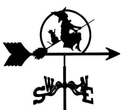 La girouette de toit-sorcière représente une sorcière sur un balai avec son chat à l'intérieur d'un cercle. Une flèche pointe vers la droite, et les points cardinaux S, O, N, E marquent les directions cardinales, ajoutant une touche de magie à votre décoration extérieure.