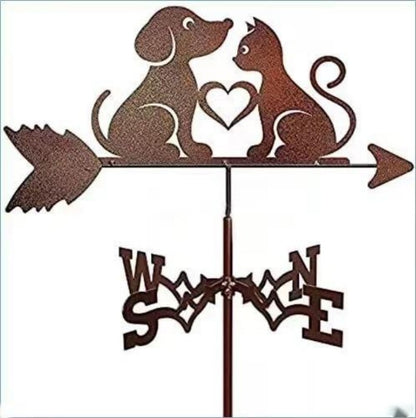 La Girouette animal-Chien et chat présente un chien et un chat face à face avec un cœur entre eux, ainsi que des marqueurs directionnels pour l'ouest, l'est, le sud et le nord pour indiquer la direction du vent - une décoration de jardin idéale.