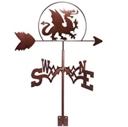 La girouette animal-Dragon volant est une girouette robuste en acier présentant une silhouette de dragon dans un cercle avec une flèche pointant vers la droite et des indicateurs directionnels attachés pour le nord, le sud, l'est et l'ouest, ce qui en fait une décoration extérieure saisissante.