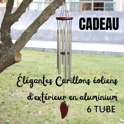 Sun-Founᵀᴹ de Mafrenesiedecoration se balance gracieusement avec ses six tubes en aluminium. Le flou de lherbe et du pavé en arrière-plan crée une ambiance éco-responsable, parfaite pour mettre en valeur nimporte quel jardin.