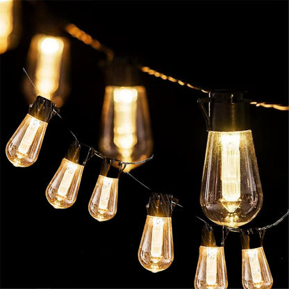 Une guirlande dampoules Guirlande solaire | SolarZen brille chaleureusement sur un fond sombre, parfaite pour léclairage extérieur. Les ampoules en verre transparent révèlent des filaments illuminés qui créent une ambiance chaleureuse et atmosphérique pour tout environnement extérieur.