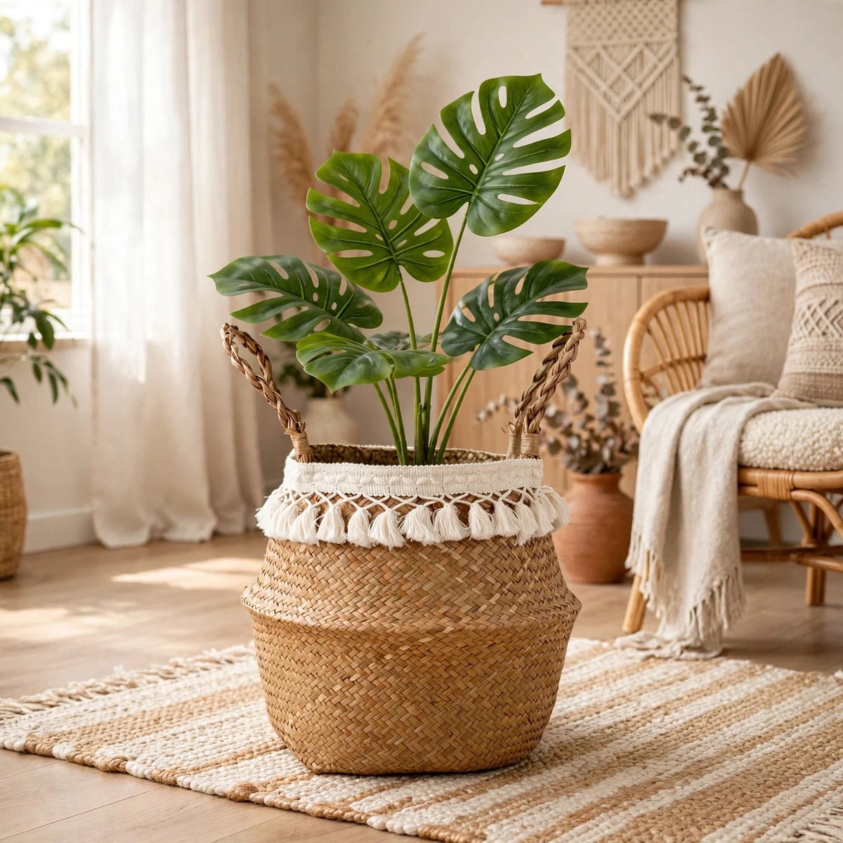 Panier en jonc de mer à pompons dans un intérieur bohème