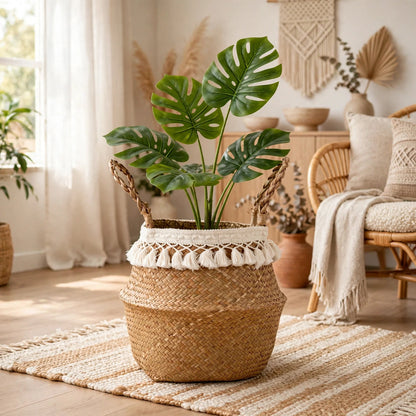 Panier en jonc de mer à pompons dans un intérieur bohème