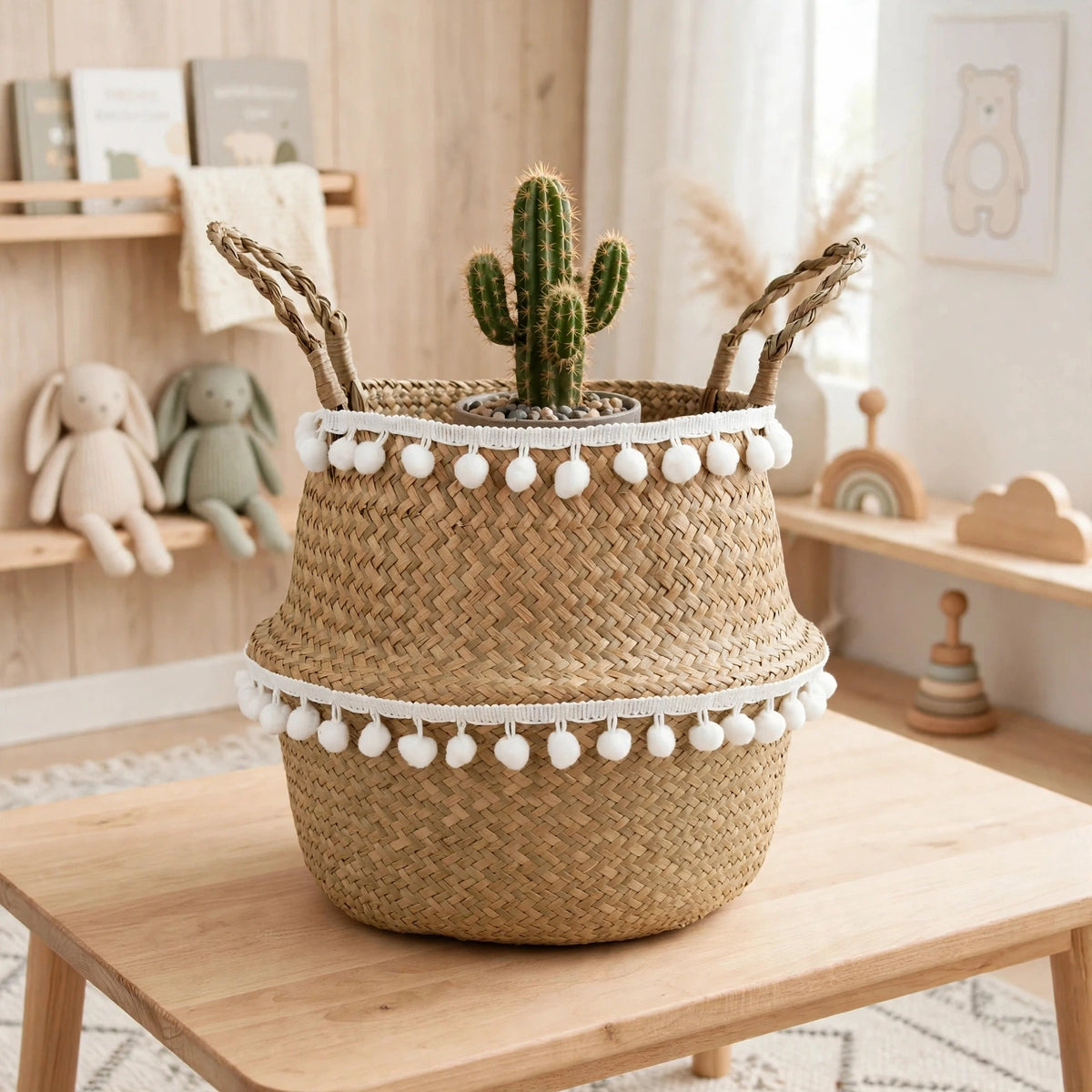 Panier en jonc de mer à franges avec plante verte