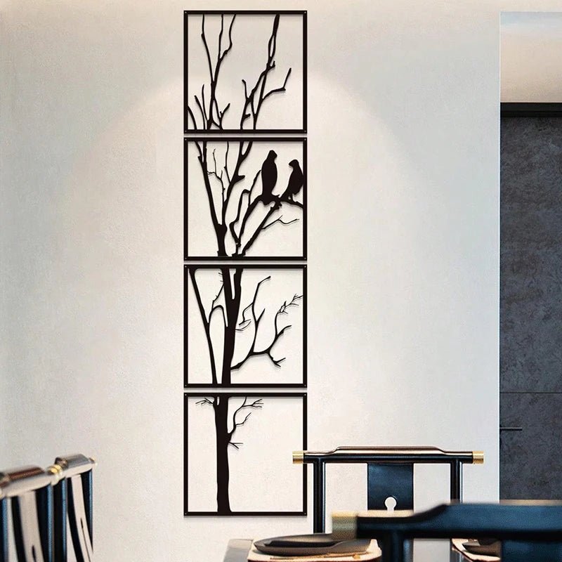 Decoration murale pour salon minimaliste représentant un arbre stylisé en quatre panneaux noirs, avec deux oiseaux perchés.