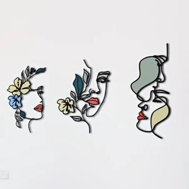 Trois Decoration murale pour cuisine visages féminins stylisés, ornés de motifs floraux, formant une élégante décoration murale pour salon.
