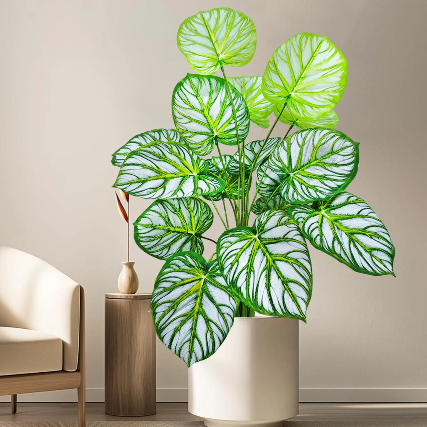 Magnifique plante artificielle aux feuilles vertes et blanches, embellissant un intérieur moderne. Plantes artificielles pour balcon.