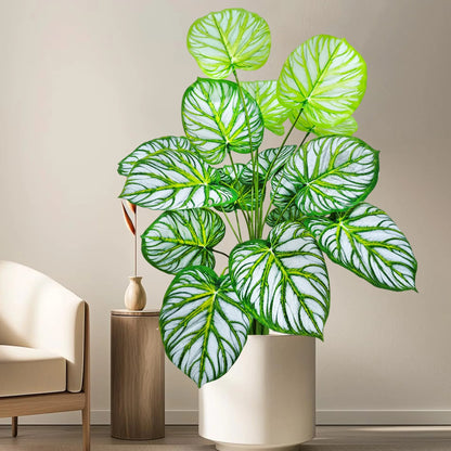 Magnifique plante artificielle aux feuilles vertes et blanches, embellissant un intérieur moderne. Plantes artificielles pour balcon.
