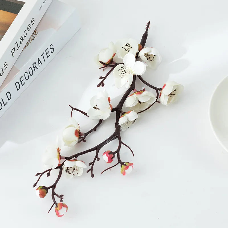 Branche de prunier en fleurs Blanc, plante artificielle décorative, sur fond blanc.